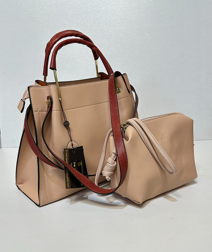 یک عدد کیف بزرگ همراه با یک کیف دوشی